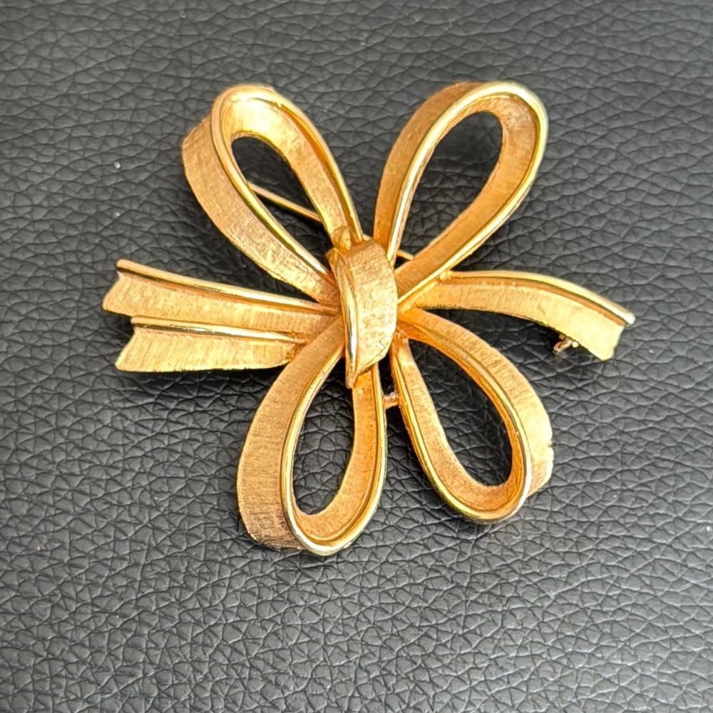 Vintage Gold Tone Ribbon Brooch